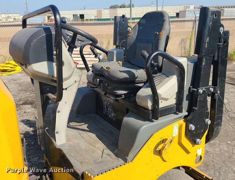 image for item MG9738 2019 Caterpillar CC24B  combination vibratory roller