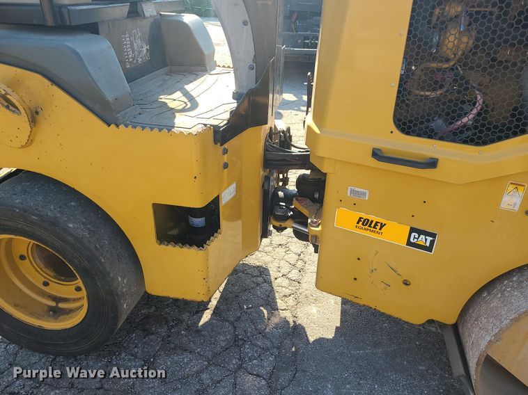 image for item MG9738 2019 Caterpillar CC24B  combination vibratory roller