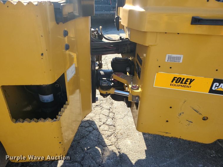 image for item MG9738 2019 Caterpillar CC24B  combination vibratory roller