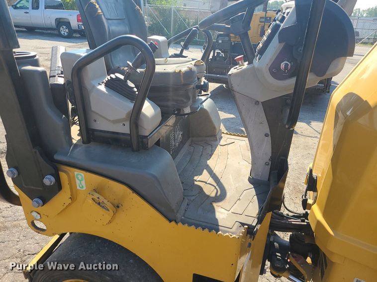 image for item MG9738 2019 Caterpillar CC24B  combination vibratory roller