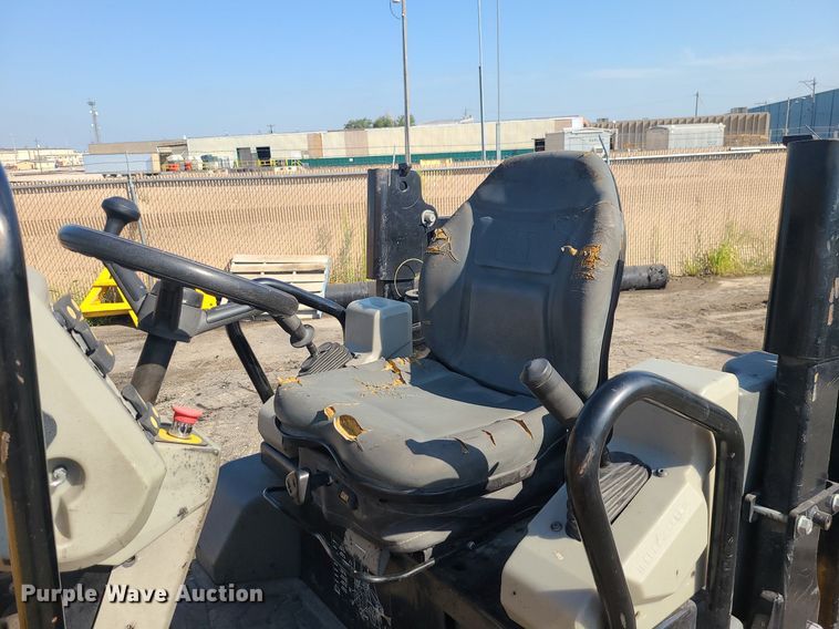 image for item MG9738 2019 Caterpillar CC24B  combination vibratory roller