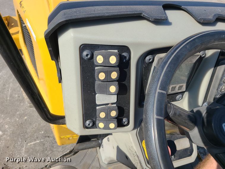 image for item MG9738 2019 Caterpillar CC24B  combination vibratory roller