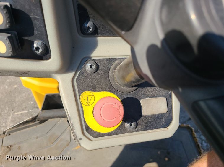 image for item MG9738 2019 Caterpillar CC24B  combination vibratory roller