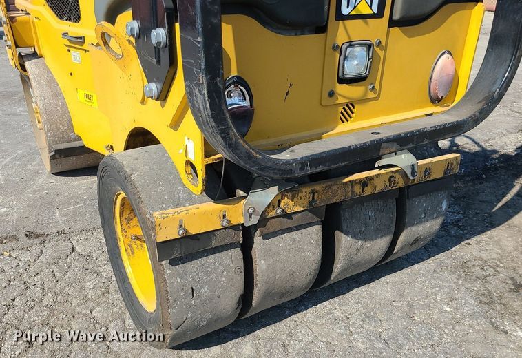 image for item MG9738 2019 Caterpillar CC24B  combination vibratory roller
