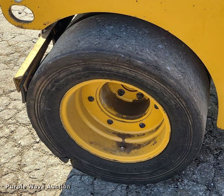 image for item MG9738 2019 Caterpillar CC24B  combination vibratory roller