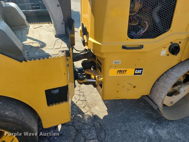 image for item MG9738 2019 Caterpillar CC24B  combination vibratory roller