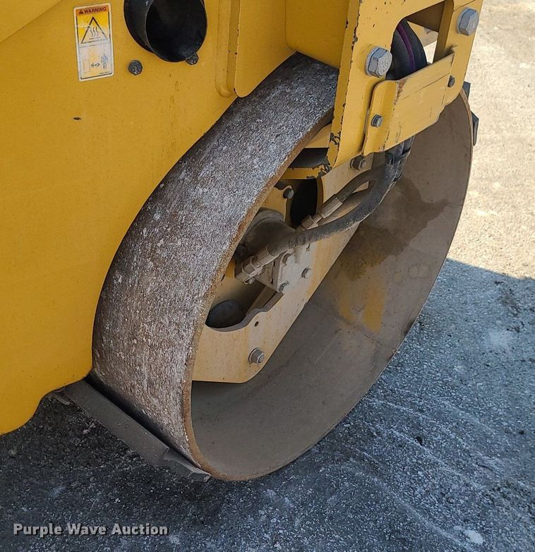 image for item MG9738 2019 Caterpillar CC24B  combination vibratory roller