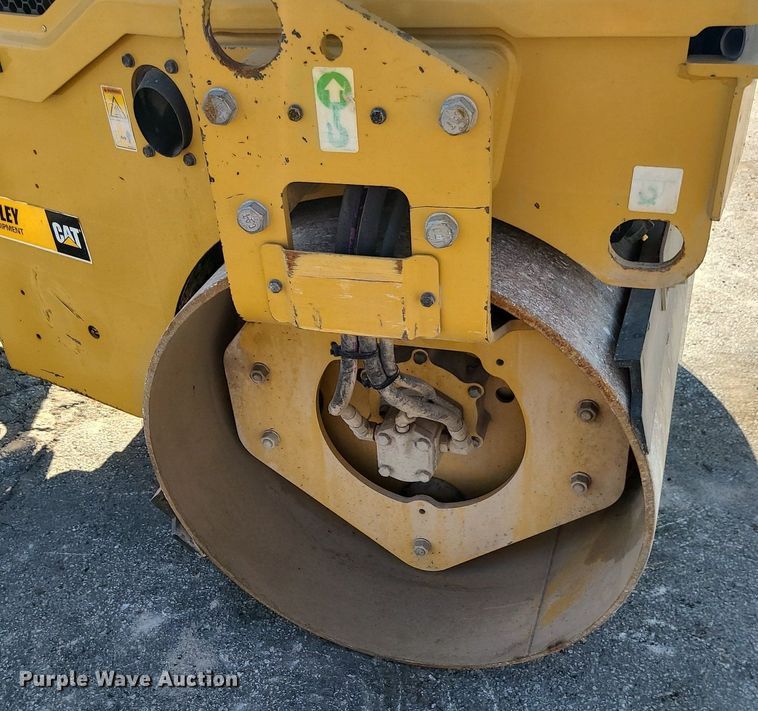 image for item MG9738 2019 Caterpillar CC24B  combination vibratory roller