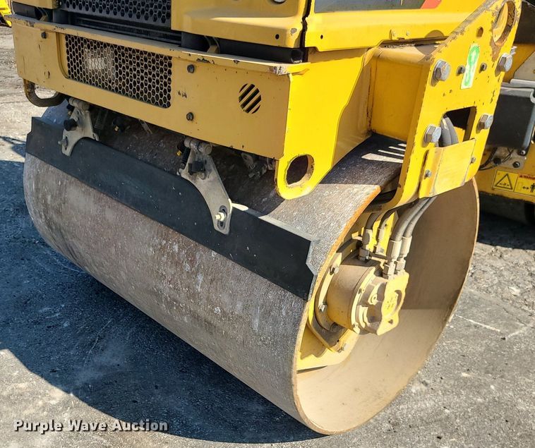 image for item MG9738 2019 Caterpillar CC24B  combination vibratory roller