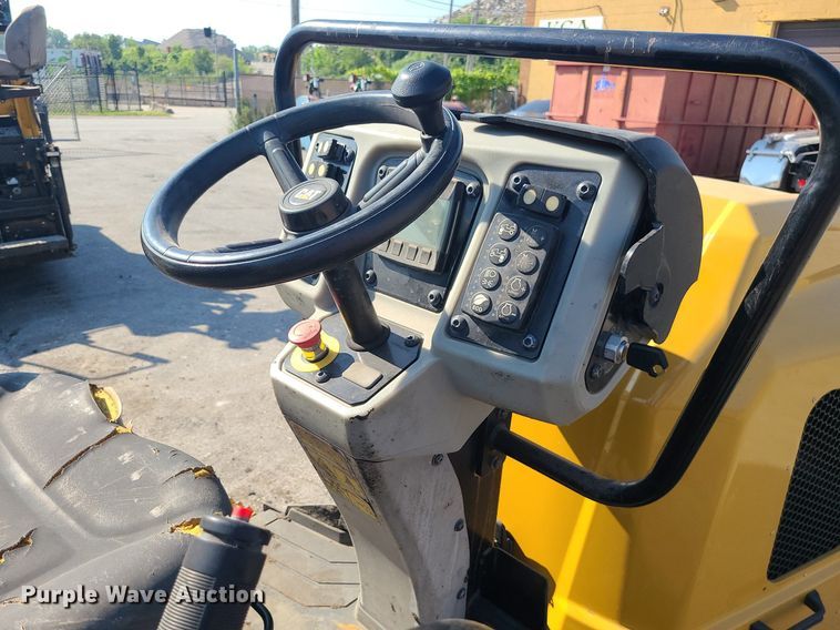 image for item MG9738 2019 Caterpillar CC24B  combination vibratory roller