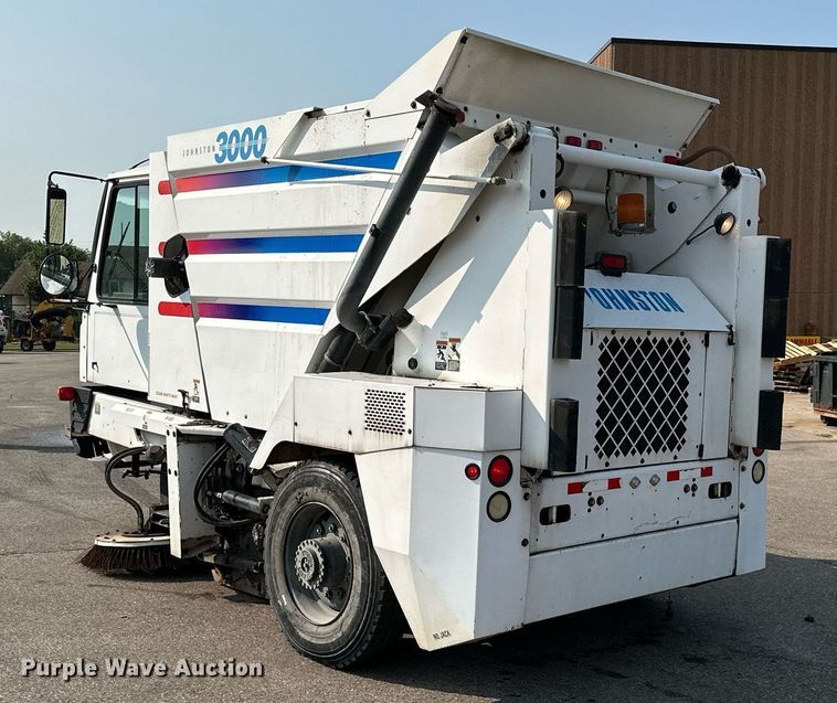image for item MQ9324 2002 Johnston 3000  street sweeper