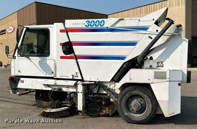 image for item MQ9324 2002 Johnston 3000  street sweeper