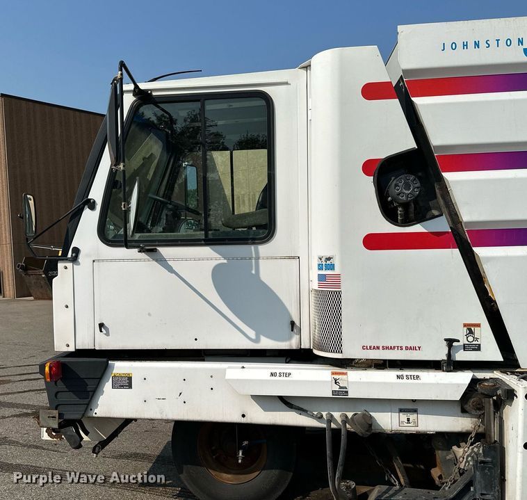 image for item MQ9324 2002 Johnston 3000  street sweeper