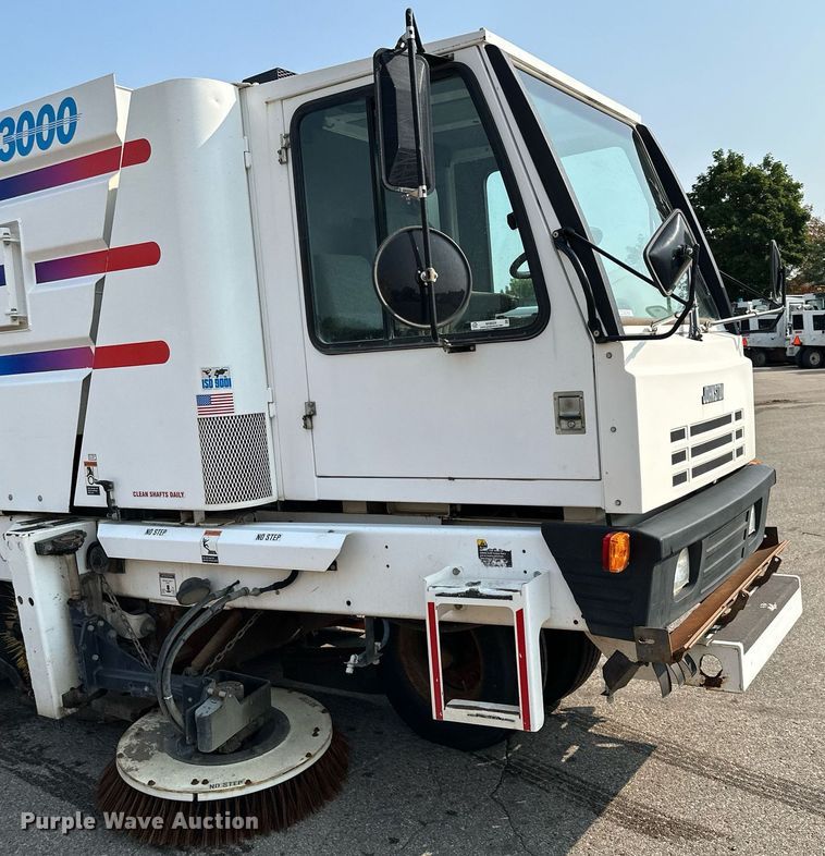 image for item MQ9324 2002 Johnston 3000  street sweeper
