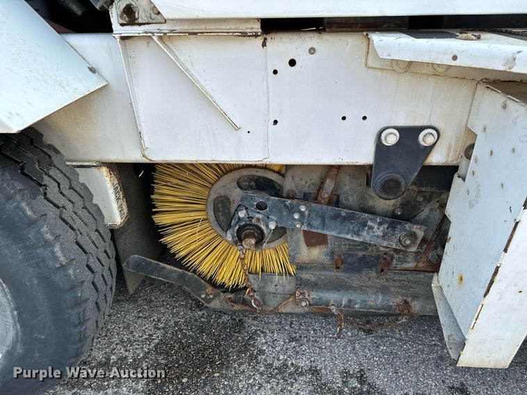image for item MQ9324 2002 Johnston 3000  street sweeper