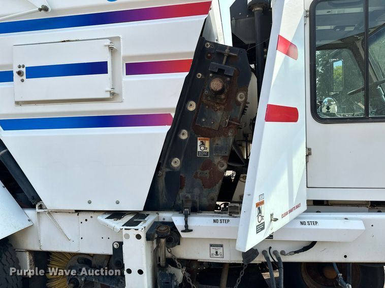 image for item MQ9324 2002 Johnston 3000  street sweeper