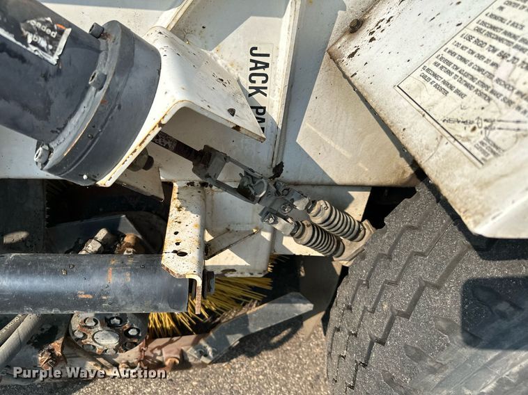 image for item MQ9324 2002 Johnston 3000  street sweeper