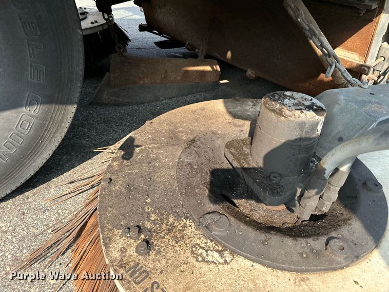 image for item MQ9324 2002 Johnston 3000  street sweeper