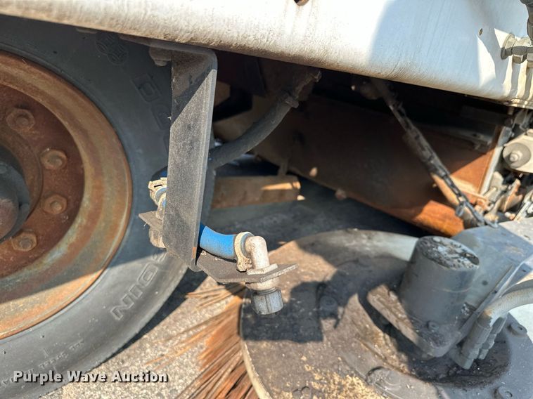 image for item MQ9324 2002 Johnston 3000  street sweeper