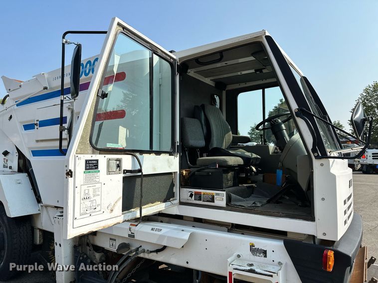 image for item MQ9324 2002 Johnston 3000  street sweeper