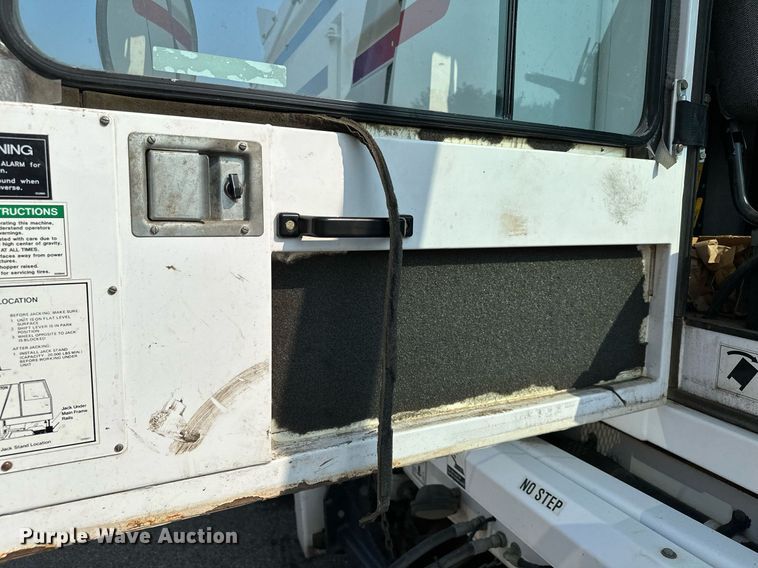 image for item MQ9324 2002 Johnston 3000  street sweeper