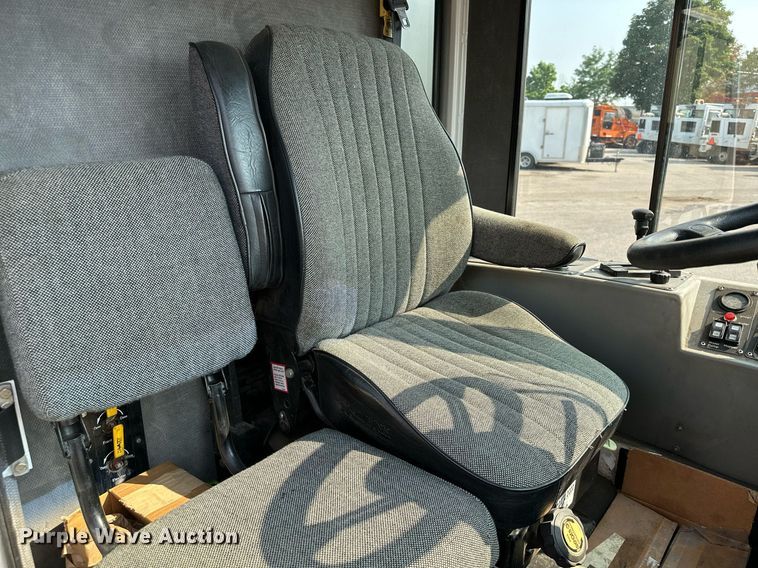 image for item MQ9324 2002 Johnston 3000  street sweeper