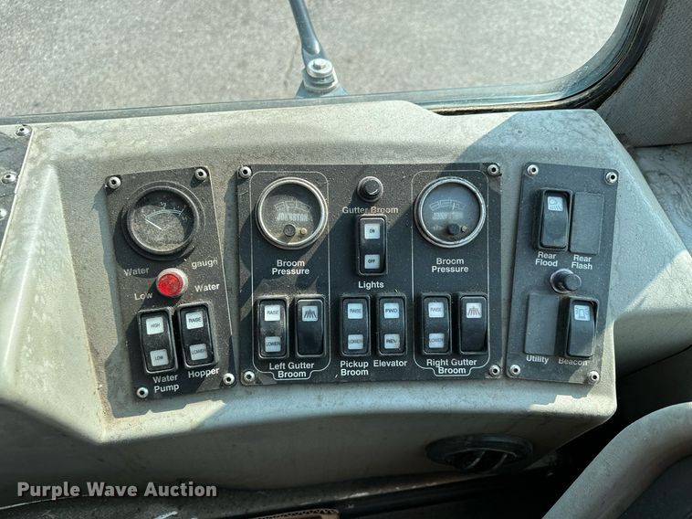 image for item MQ9324 2002 Johnston 3000  street sweeper