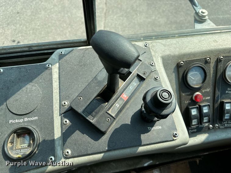 image for item MQ9324 2002 Johnston 3000  street sweeper