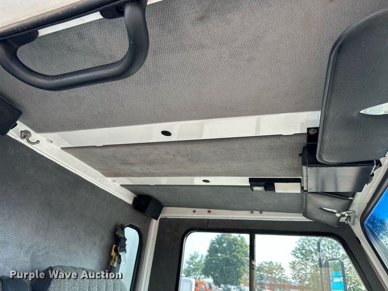 image for item MQ9324 2002 Johnston 3000  street sweeper