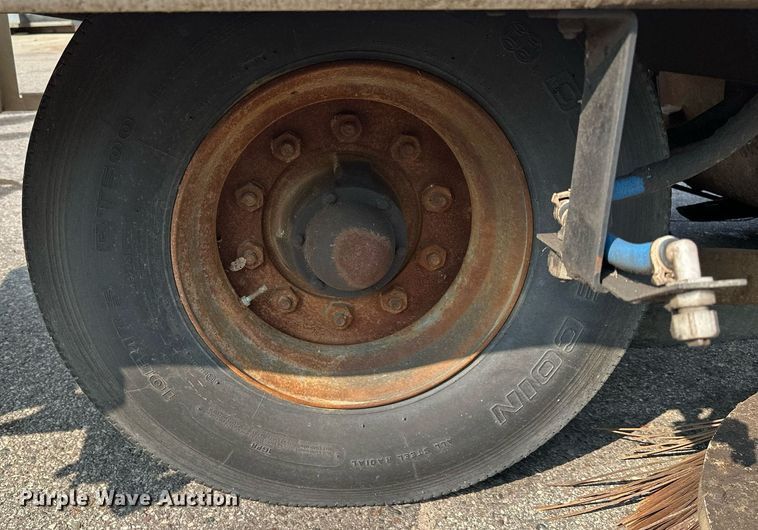 image for item MQ9324 2002 Johnston 3000  street sweeper