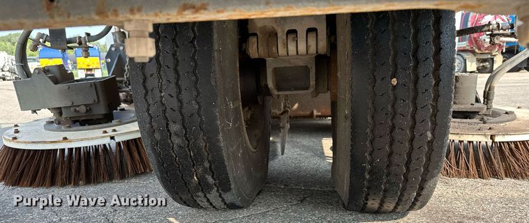 image for item MQ9324 2002 Johnston 3000  street sweeper