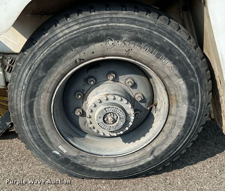 image for item MQ9324 2002 Johnston 3000  street sweeper