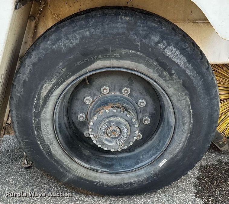 image for item MQ9324 2002 Johnston 3000  street sweeper