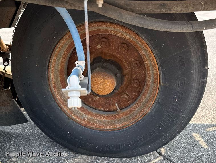 image for item MQ9324 2002 Johnston 3000  street sweeper