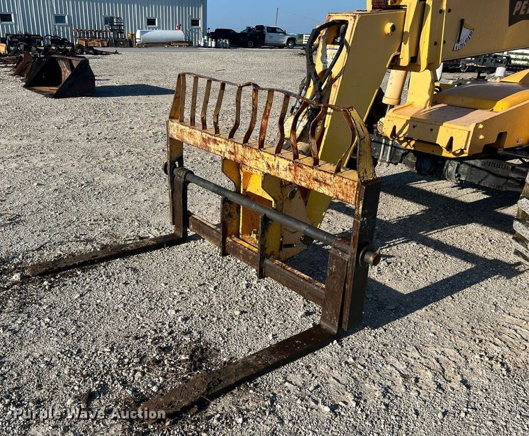 image for item NA9103 2004 Pettibone 8044  telehandler