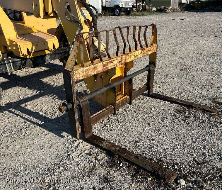 image for item NA9103 2004 Pettibone 8044  telehandler