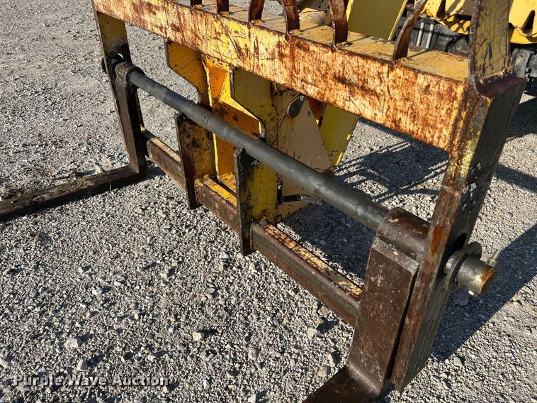 image for item NA9103 2004 Pettibone 8044  telehandler