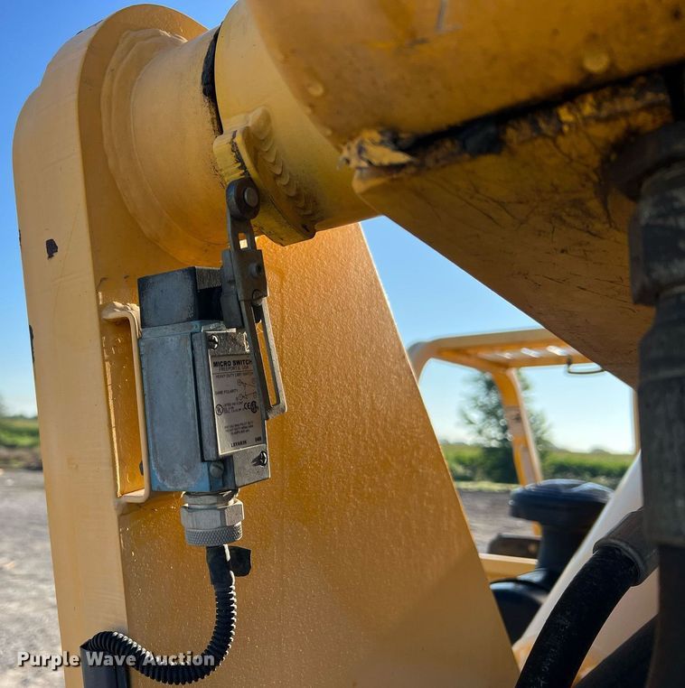 image for item NA9103 2004 Pettibone 8044  telehandler