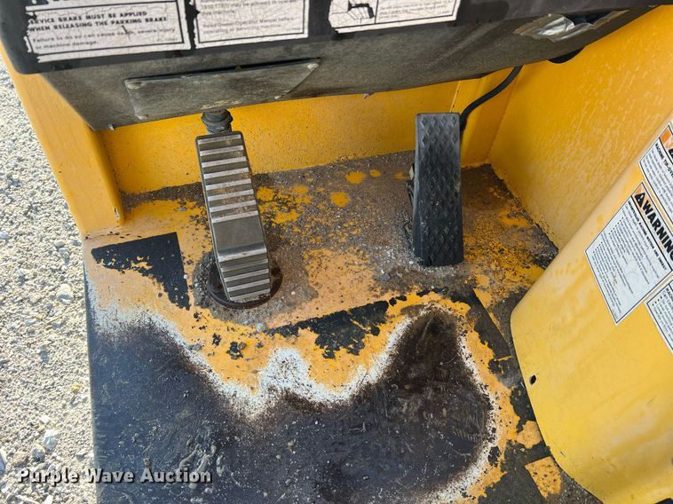 image for item NA9103 2004 Pettibone 8044  telehandler