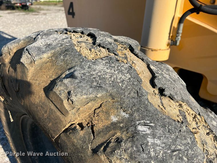 image for item NA9103 2004 Pettibone 8044  telehandler