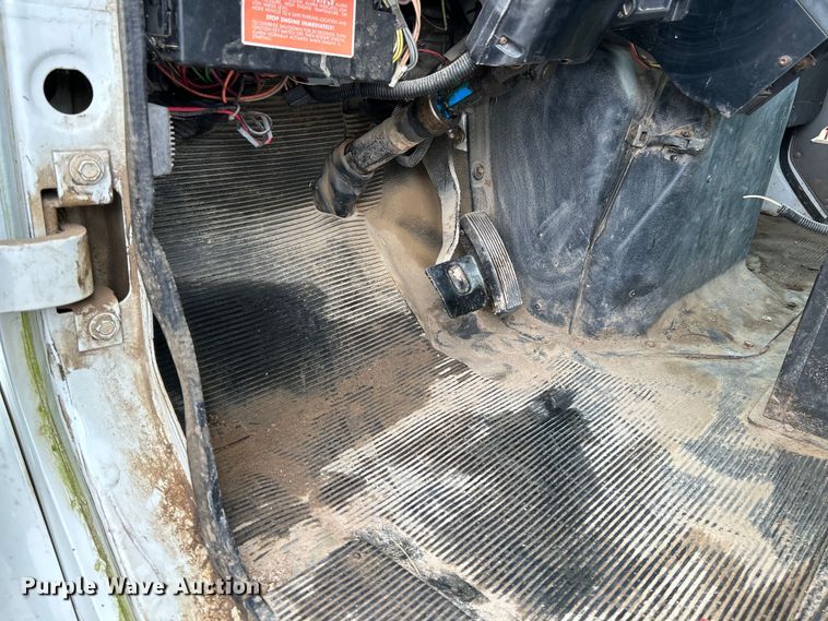 image for item NL9444 1997 International 4700  dump truck