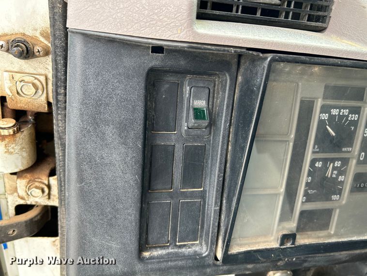 image for item NL9444 1997 International 4700  dump truck