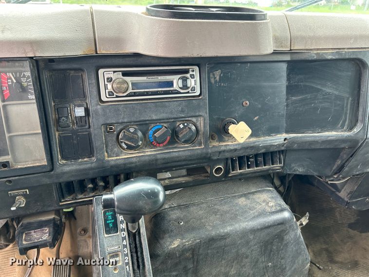 image for item NL9444 1997 International 4700  dump truck