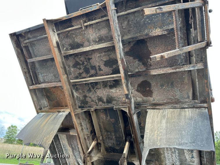 image for item NL9444 1997 International 4700  dump truck