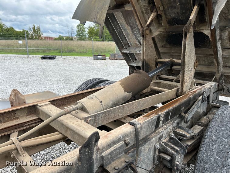 image for item NL9444 1997 International 4700  dump truck