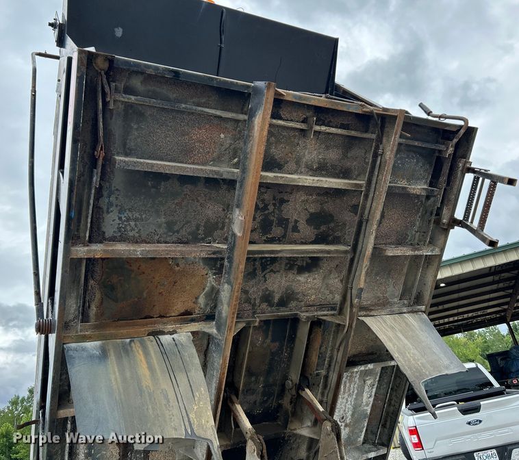 image for item NL9444 1997 International 4700  dump truck