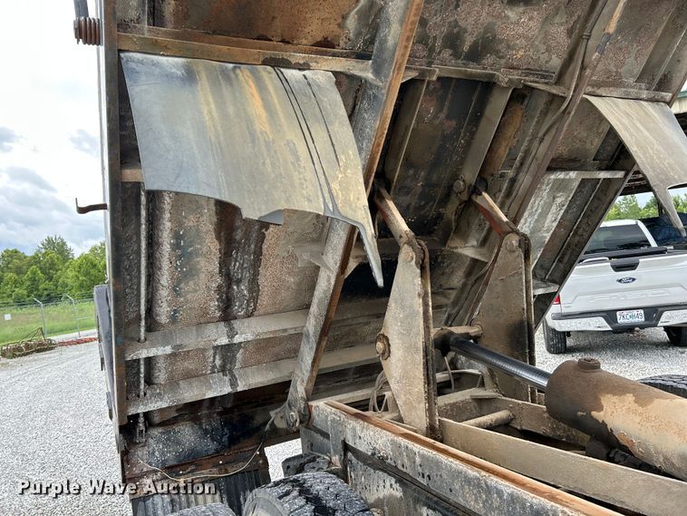 image for item NL9444 1997 International 4700  dump truck