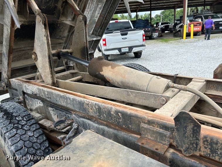 image for item NL9444 1997 International 4700  dump truck