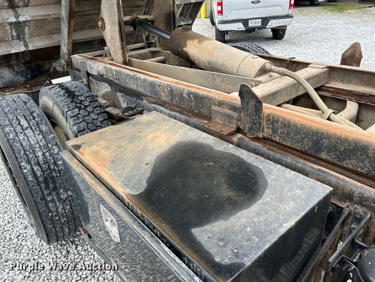 image for item NL9444 1997 International 4700  dump truck