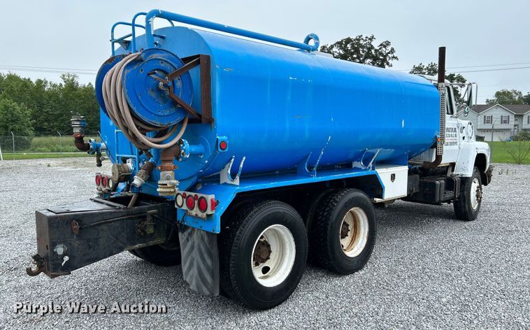 image for item NL9447 1995 Ford L8000 tank truck